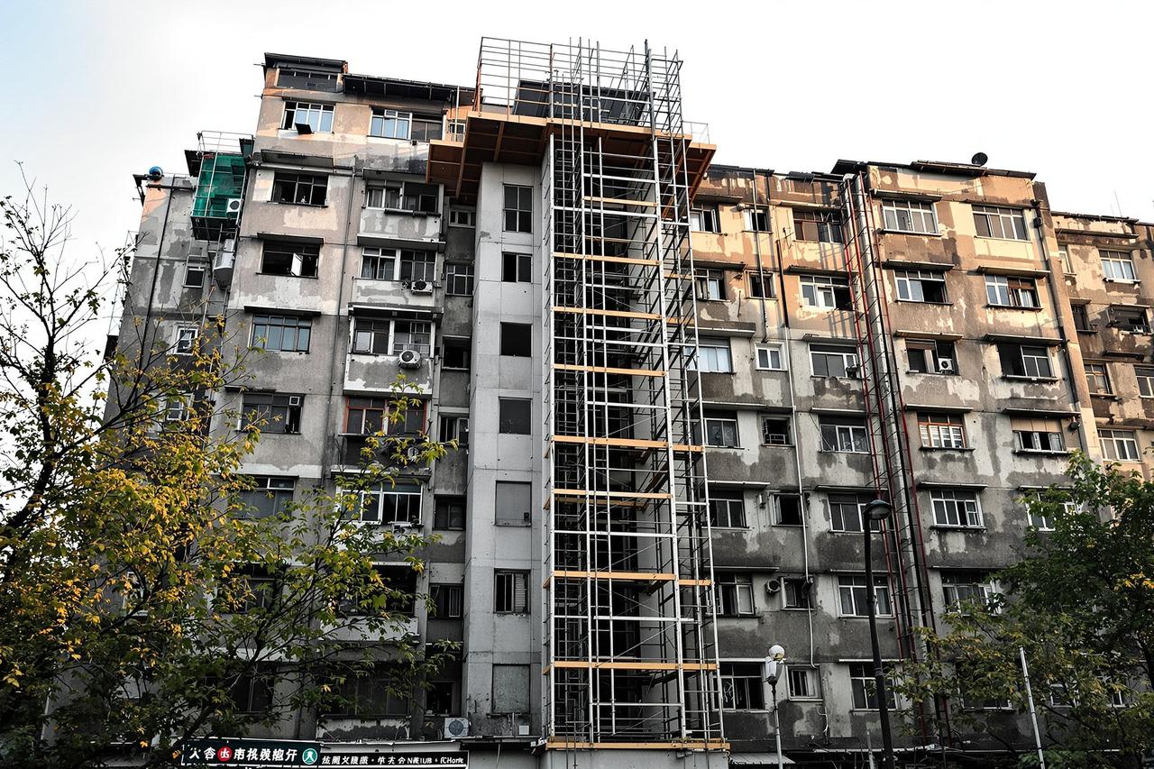 瓜图社 - 某城市老旧小区加装电梯陷入僵局,一楼住户喊出天价补偿引争议 某城市老旧小区加装电梯陷入僵局,一楼住户喊出天价补偿引争议
